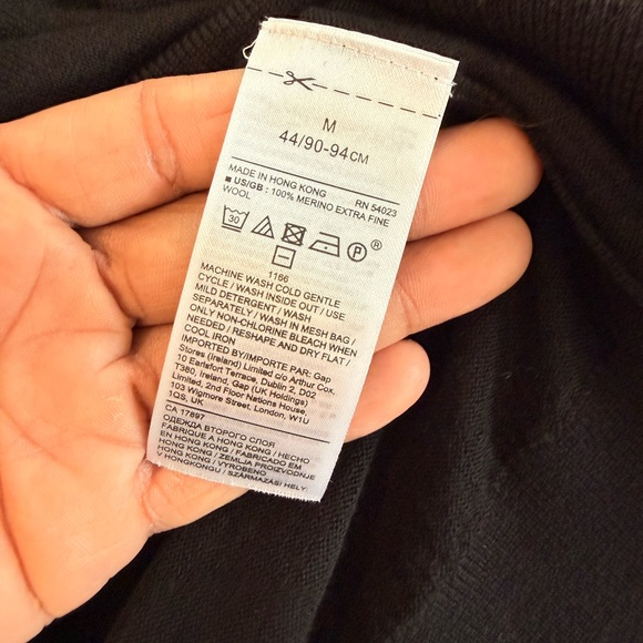 Banana Republic Classic Black V-Neck Sweater - Size M - Picture 4 of 4